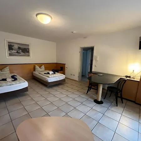 Apartmenthaus Home24 בית הארחה 3*